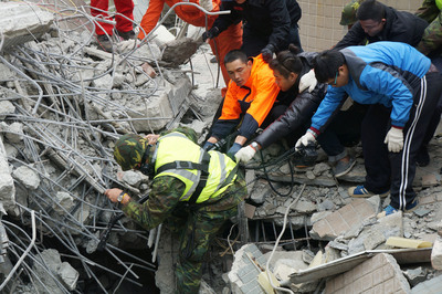 南部地區6.4強震已經造成多處重大災情，再加上春節將至且逢寒流，各界愛心滿滿，包括物資、捐款等陸續湧入，有人捐禦寒衣物、也有飯店提供住宿，累計捐款更直逼2億元。（中央社）