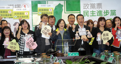 民進黨主席、總統候選人蔡英文（前中）6日在黨中央，出席「選擇，在乎你在乎的」政黨票CF公布記者會，和推薦的黨不分區立委候選人一起呼口號加油拉票。（中央社）