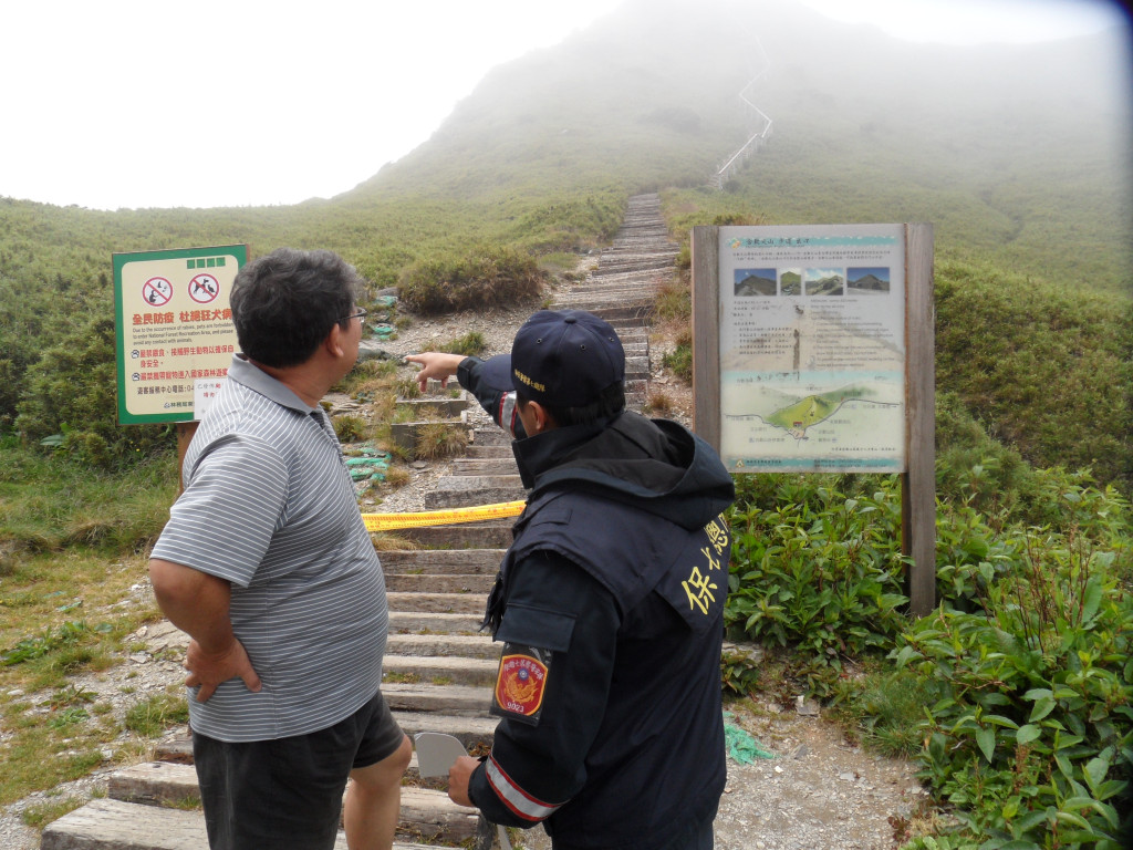 太魯閣封園，保七總隊與太魯閣警察隊聯繫入山隊伍下山。圖／保七總隊提供