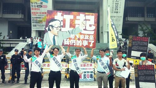 基進側翼扛起鄭南榕畫像前往號次抽籤，傳達新世代該扛起台灣主權、社會、 民主崩壞的責任。（記者陳俊廷攝）