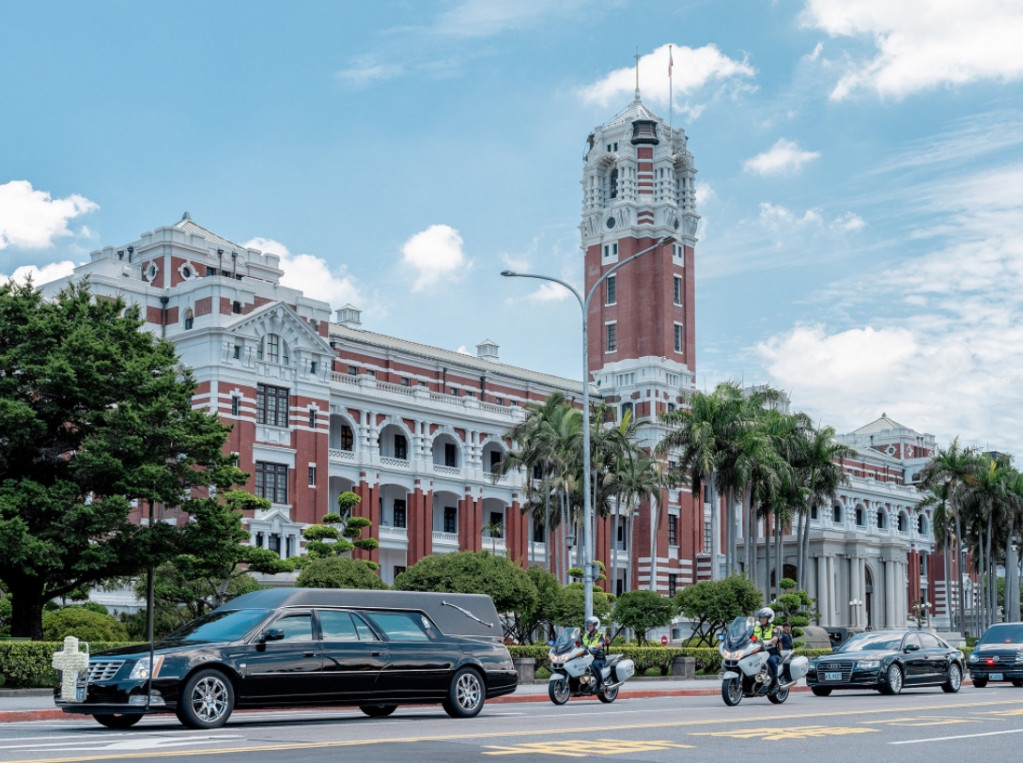 2020.8.14李登輝前總統靈車繞行總統府。圖／擷自總統府flickr