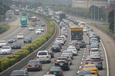 清明連續假期，高公局：今天下午出現返鄉車潮。（中央社檔案照）