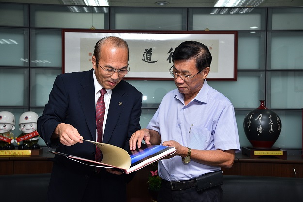 日本愛媛縣西条市長青野勝率團訪南投縣，與林明溱縣長深入交談下，發現兩縣市共同點甚多，互盼加強深入交流。（南投縣政府提供）