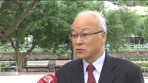 前新聞局官員郭冠英因辱台言論遭停職，但趕在退休前當了14天省府秘書就可爽領六萬，原本遭駁回退休案，但郭冠英改打行政訴訟卻逆轉同意退休案，也讓他可能又可以爽領6萬月退。（翻攝三立新聞畫面）