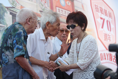 國民黨準總統參選人洪秀柱質疑蔡英文反核政策,呼籲正視缺電危機。圖為洪秀柱(右)上午在中正紀念堂,出席國民黨舉行的「愛與和平的起點-抗戰勝利70週年 V-Day復古日」紀念活動。(中央社)20150705