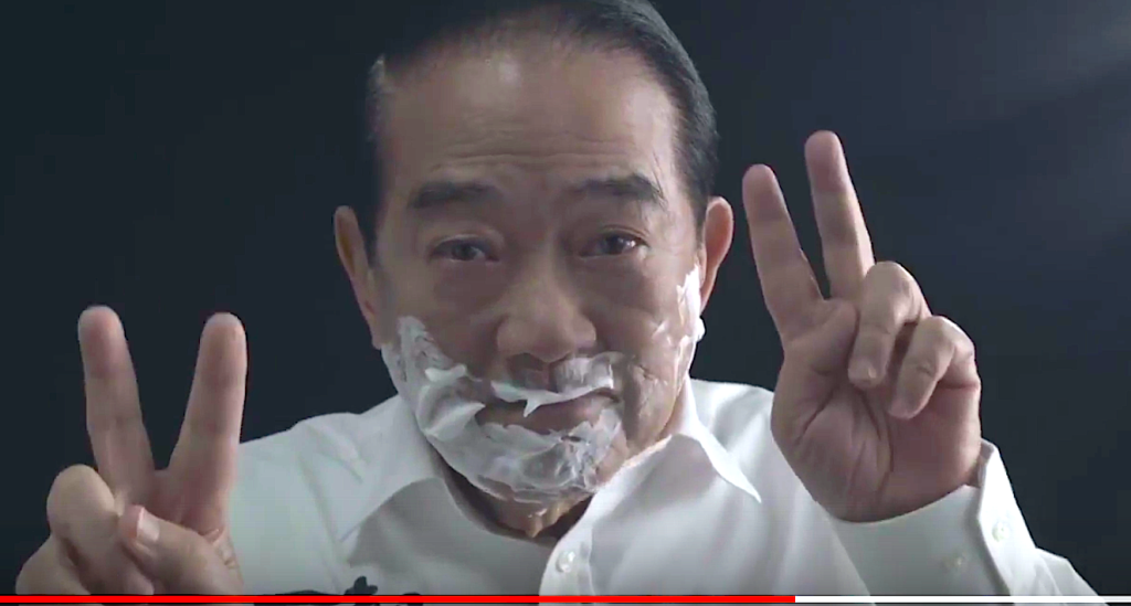 總統參選人親民黨主席宋楚瑜今天發布新的競選影片「刮鬍子」，並當場鞠躬道歉，強調自我反省。（翻攝自宋楚瑜臉書）20150821
