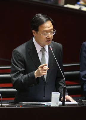 行政院長江宜樺16日在立法院表示，現在要求各部會包括衛生福利部等全力處理好食品安全風波對民眾造成的衝擊，等事件告一段落，自然會討論與決定行政或政治責任歸屬。（中央社）