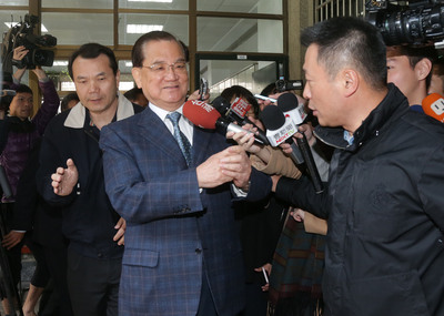 前中國國民黨主席連戰（前中）26日至台北市強恕高中，進行國民黨黨主席補選投票。被問到競選總統時是否花新台幣百億元？連戰「嘿嘿嘿」笑了幾聲，未直接回應。(中央社)