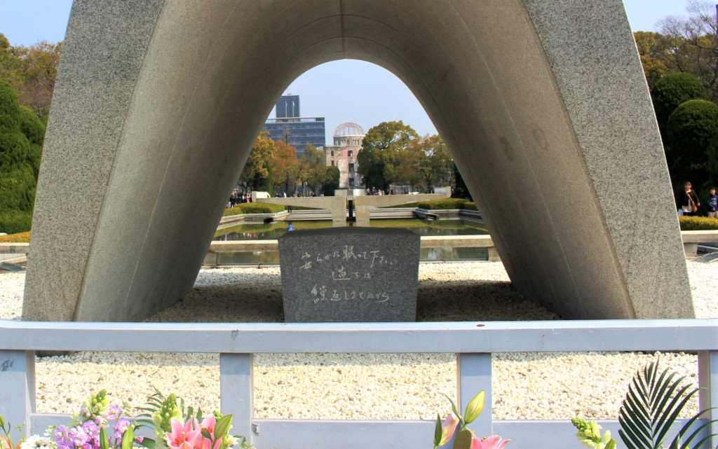 廣島原爆公園平和都市紀念碑，平和の燈以及遠處的原爆圓頂。圖:沈聰榮