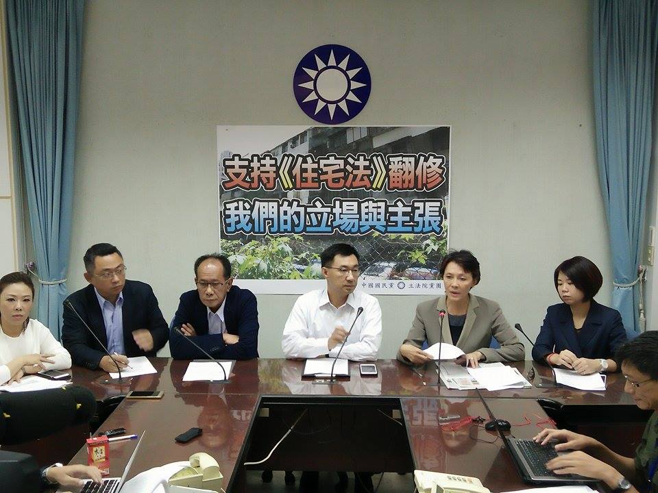 針對住宅法修正案與社會住宅主張，苗栗選出的國民黨立委陳超明（左三）認為，不要蓋在六都才能拉近城鄉差距，且應補助每月三到四千元，包括高鐵在內等交通費用，吸引弱勢居住。圖／唐詩