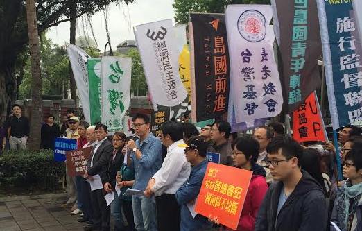 經濟民主連合召集人賴中強、島國前進發起人林飛帆等人15日到立法院抗議民進黨版兩岸協議監督條例。(記者李秉芳攝）