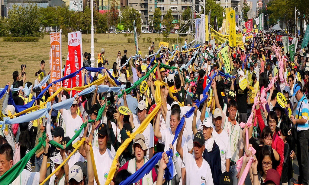 公民力量能量積久了, 總要有宣洩口，明年初「政黨票大家搶」！隱然已開戰(照片/高雄反核遊行資料照片)