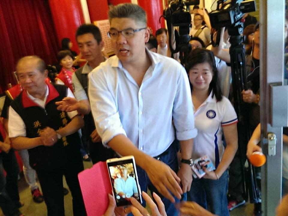 國民黨台北市長參選人連勝文今（5）日下午出席黨部舉辦的婦女、勞工造勢活動，受到在場大批女性支持者歡迎，稍早他在接受訪問時強調自己生過病，和家人都非常重視食品安全，他並痛批黑心食品重創觀光，「絕對不能原諒」。(記者唐詩攝影)