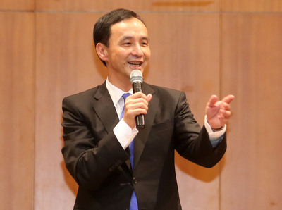 國民黨主席朱立倫（圖）率團訪問中國大陸3天2夜，今天深夜返台，桃園機場也部署大批警力維安。（中央社）20150504