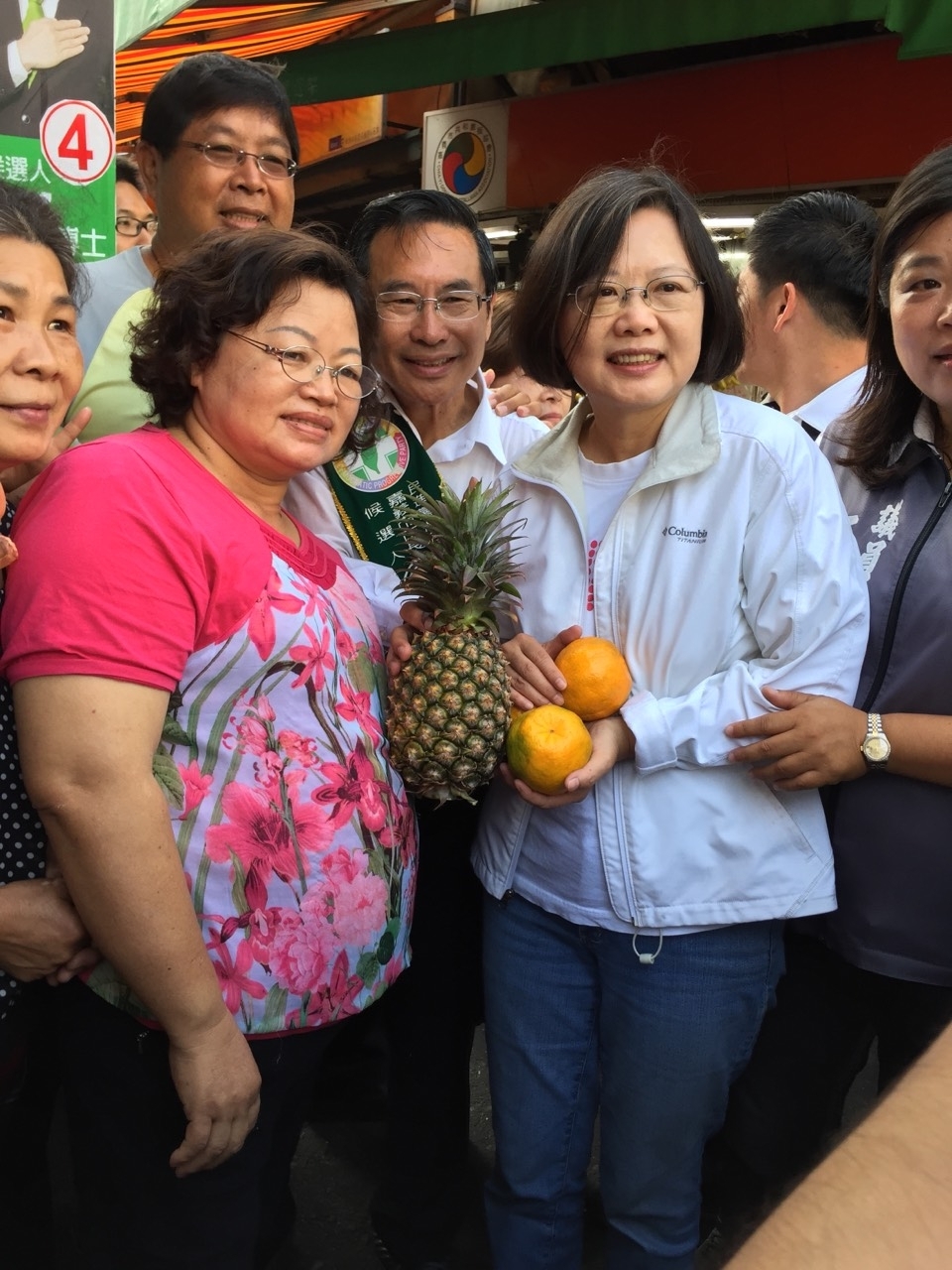 蔡英文今陪同涂醒哲嘉義掃街。（朱蒲青攝）
