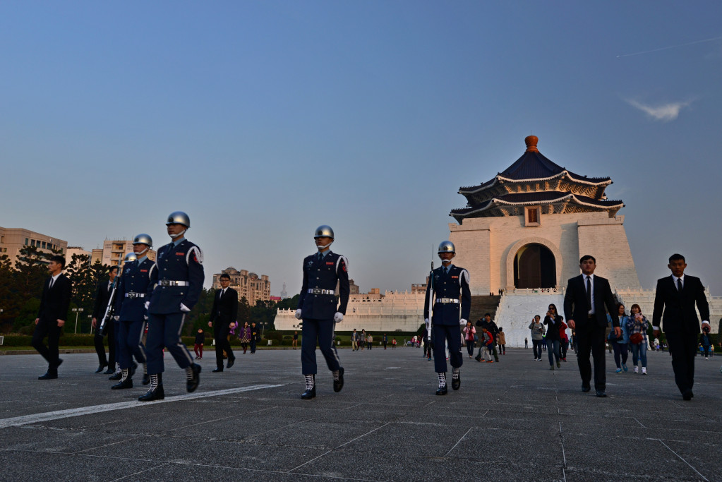 紐約時報報導指出，曾經在台灣隨處可見的蔣介石銅像，逐漸被轉移到桃園慈湖，很多人也支持把蔣介石的頭像從台灣的貨幣上去掉，並把蔣介石的名字從公路和學校名字中刪除，並改建台北最大的旅遊景點之一的中正紀念堂。圖／郭文宏（資料照）