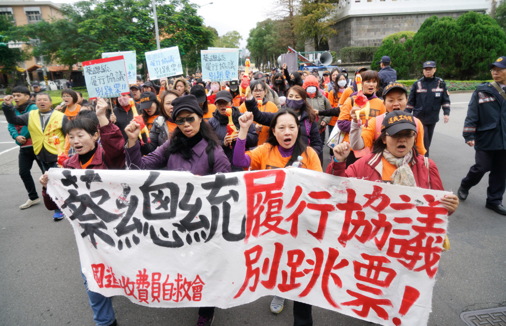 國道收費員自救會今上百人到總統官邸外抗議勞動部協議跳票，指控六百多名非會員和高工局聯合抹黑自救會「拒搭便車」的訴求。圖／張良一