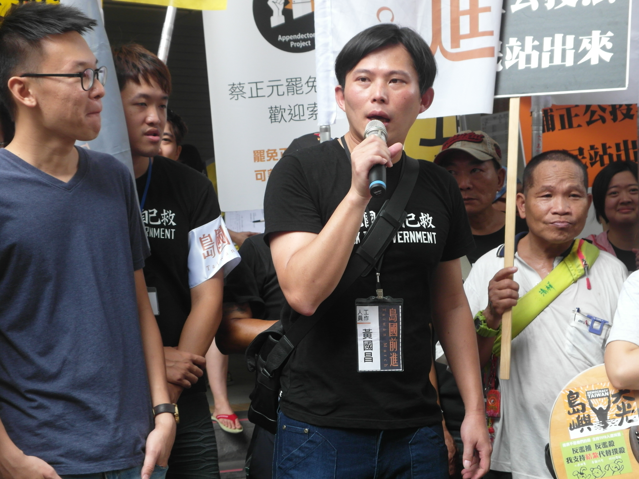 島國前進今日前進內湖展開罷免蔡正緣活動，318運動領袖林飛帆(左一)與黃國昌(中)號召選民參與。(記者陳淑貞攝)