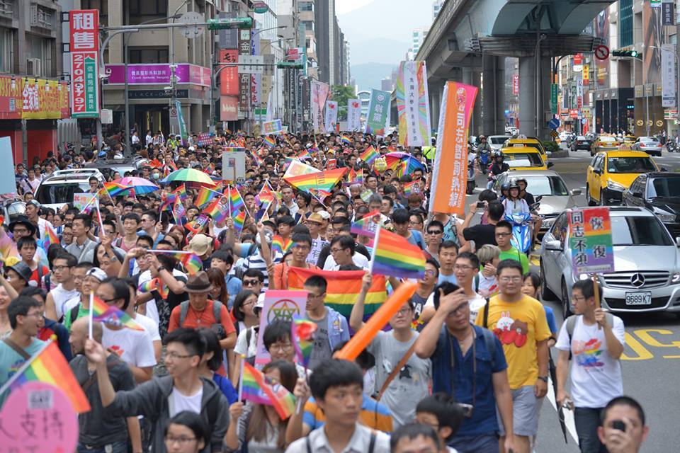 伴侶盟今天發起「為婚姻平權而走」活動，數千人從中國國民黨中央黨部，遊行到民進黨中央黨部，要求兩黨承諾，在最後一個會期通過婚姻平權法案，最後再到立法院，為「平權、平安」點燈祈福，祝福婚姻平權在台灣乘風飛翔。(圖取自台灣伴侶權益推動聯盟臉書20170711)