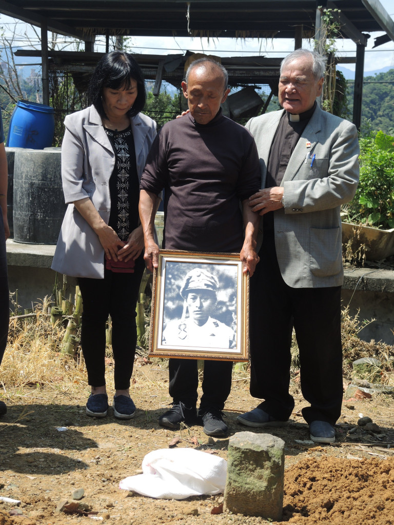 Avali（伍保忠）之子Bukun（伍金山）（圖中）24日偕同妻兒北上，將父親的遺骨帶回故土。圖／促轉會提供