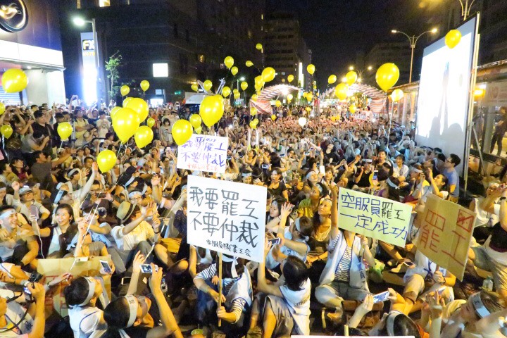 民進黨立委段宜康爆料，當華航空服員夜宿南京東路罷工時，華航高層正為24日即將卸任的董座孫洪祥辦歡送趴！(邱萬興 攝)