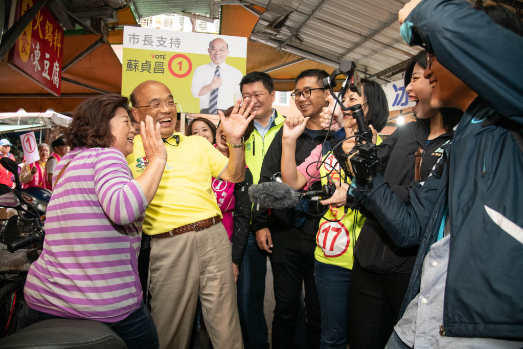 新北市長候選人蘇貞昌今（31）日在板橋新埔市場掃街拜票，接受媒體聯訪提問，在選戰期間針對新北市政府行政不夠中立，運用資源圍攻等提問，蘇貞昌引用武俠小說巨擘金庸的名言：「我想我是一口真氣足，不怕任何的惡。」圖／蘇貞昌辦公室提供