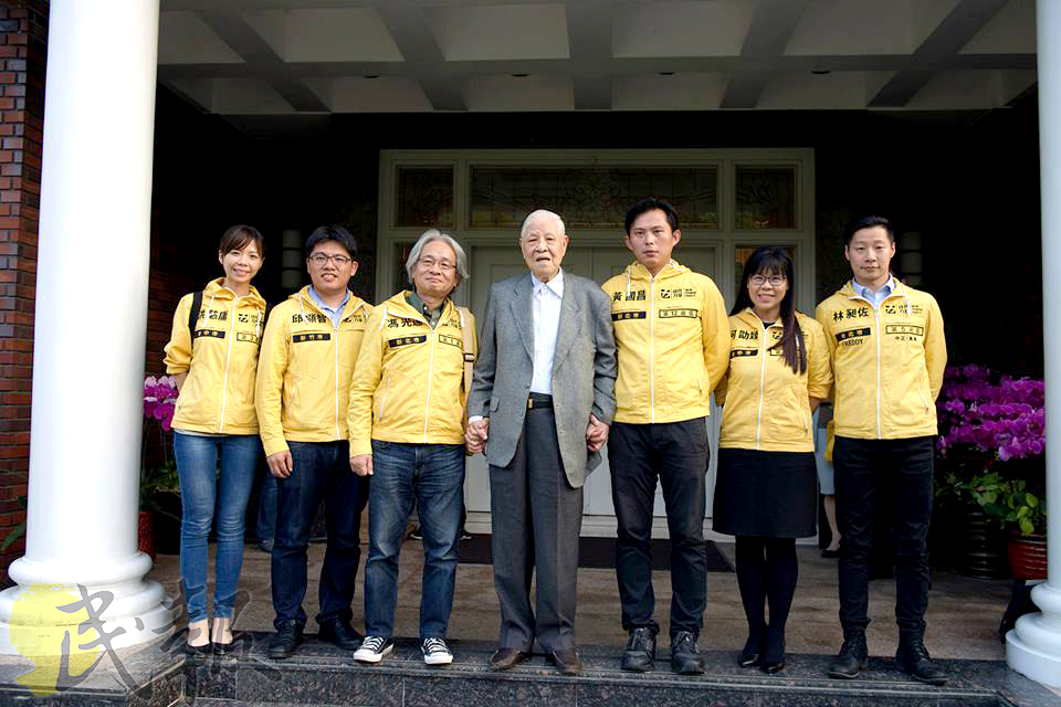 李登輝緊握黃國昌和馮光遠雙手與其他參選人合照，表達支持之意 （黃謙賢攝20151027）