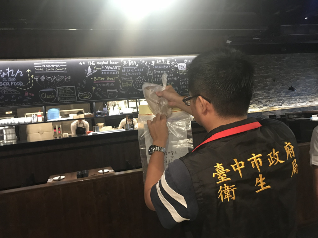 台中市食品藥物安全處日前配合行政院消保處進行燒烤業聯合稽查，位於公益路的「燒肉風間」經稽查驗出小卷重金屬鎘超標，市府張貼不合格告示後，都發局接受通報，指業者擅自將其撕毀，經都發局派員補貼告示後，針對業者涉「毀損告示」部分進行調查，將依刑法第138條規定辦理。（台中市政府）