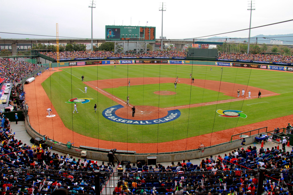 台中市運動局今（27）日表示，市府正積極爭取「2020東京奧運棒球最終資格賽」在洲際棒球場舉辦。。圖為台中洲際棒球場舉辦2013年世界棒球經典賽現場。圖／台中市運動局
