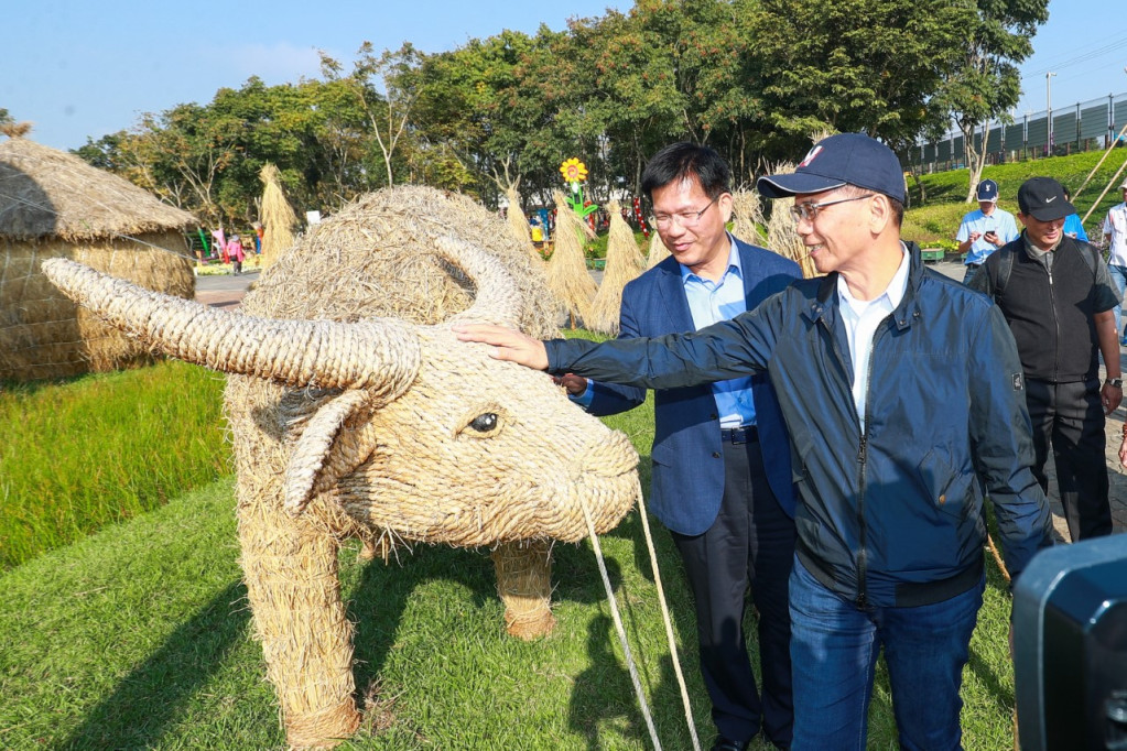 「水牛伯」也是台灣有機農業重要推手的前行政院長游錫堃，今在林佳龍陪同下，參觀花博外埔園區和后里園區，讚花博展以自然為師，為全民上了寶貴的一課。（台中市新聞局）