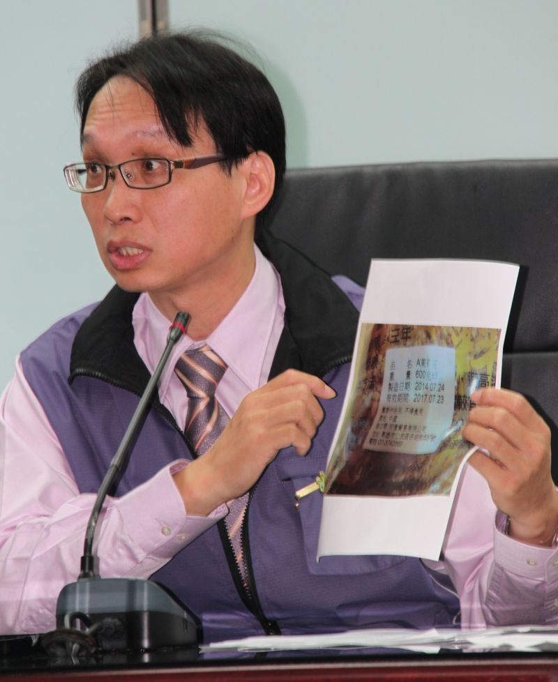 北市府衛生局主任秘書許朝程說明茉莉花來源廠商之標示。