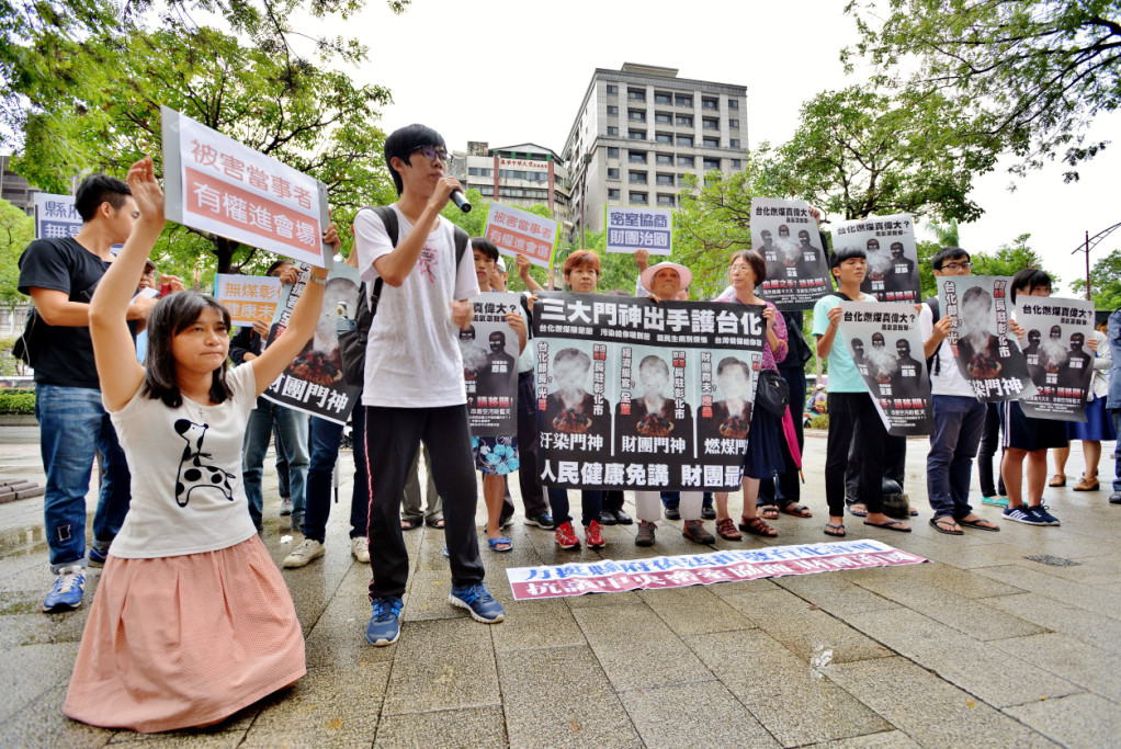 台化彰化廠關廠爭議持續延燒，台化員工在彰化縣政府持續靜坐抗議的同時，環團今（7）日也到環保署抗議，指控密室協商幫財團開後門。圖／郭文宏