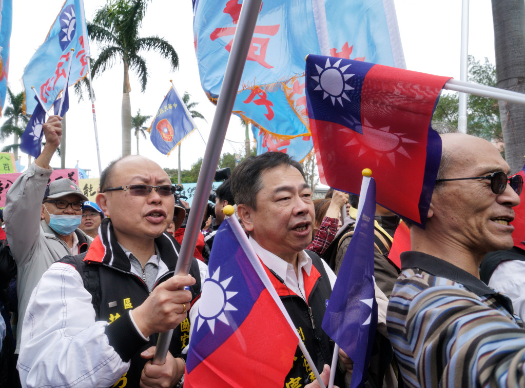 年改推動至今，抗議不斷，其中一個原因就是誤信謠言，今天又傳出年改樓地板保障金額偏高，銓敘部立刻駁斥沒這回事。(圖為反對年金改革團體在立院前抗議，張良一)