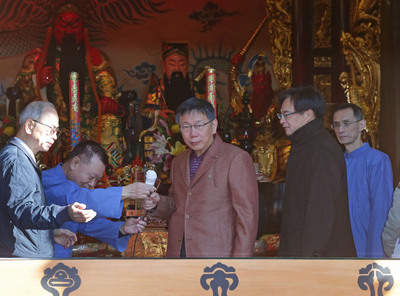 台北市長柯文哲到行天宮參拜後表示，預計1個月內會公布「台北市都更戰略方案」。圖片:中央社