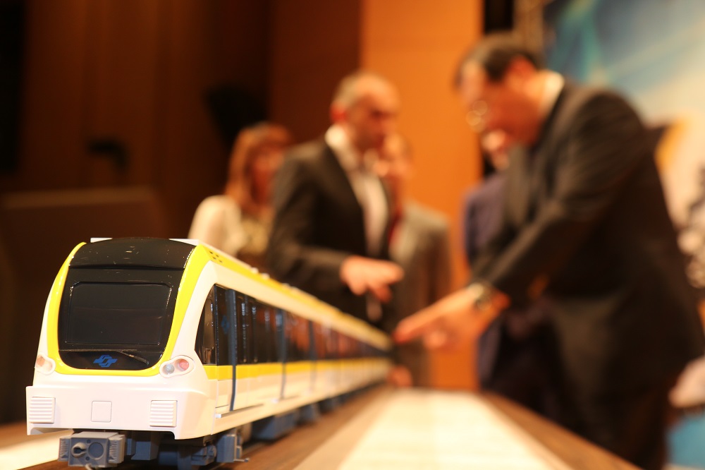 新北捷運環狀線車廂採白底黑黃色塗裝。(記者何豪毅攝)