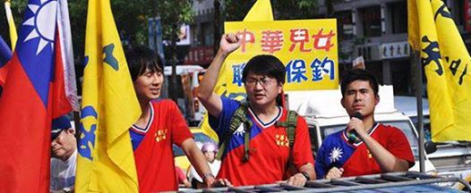 新黨新北市議員候選人王炳忠（圖右一）反駁民進黨發言人徐佳青「新黨只有眷村外省票」論，強調心術得正、擇善固執一樣能當選（圖／取自王炳忠臉書）