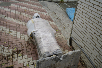 台南市政府教育局21日起派出多組工作人員，拆除還留在14個校園內的蔣中正銅像。（中央社）