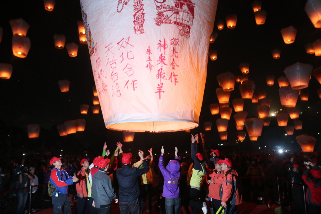 新北市長朱立倫與台北市長柯文哲在平溪一同施放天燈，為雙北論壇畫下完美句點。（記者何豪毅攝）20150305