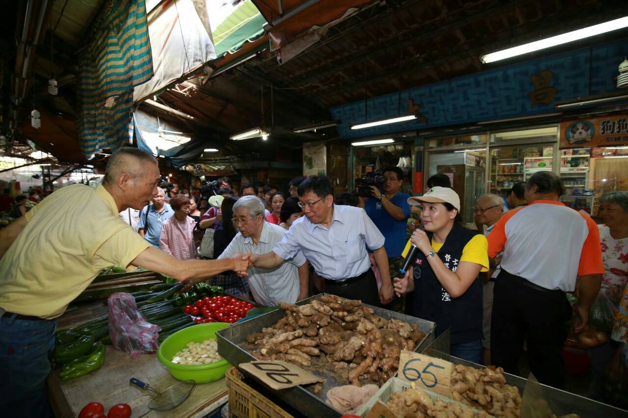 台北市長參選人柯文哲今天 (31日 )一早就到士林市場、社子市場拜票。(柯文哲辦公室提供)