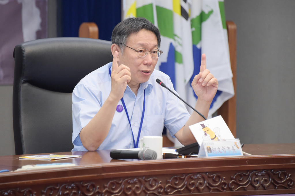 台北市長柯文哲14日被媒體詢及，是否肯定前總統馬英九登太平島？他說若登島有用的話，乾脆駐紮在島上就好。（圖北市府提供）