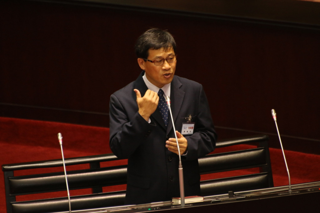 司法院大法官被提名人黃瑞明，其妻為現任立委尤美女，今天被質疑是否將迴避妻子署名的提案。他表示，「不應迴避而迴避，是怠忽職守」。圖／何豪毅攝
