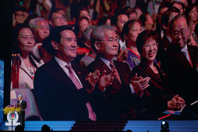 行政院僑務委員會9日在台北小巨蛋舉辦「慶祝中華民國104年國慶四海同心聯歡大會」，總統馬英九與洪秀柱共同出席，洪面對加油聲時，起身揮身致意。（中央社）