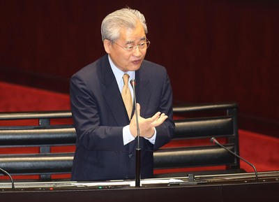 新任行政院長毛治國今天第二次赴立院院會備詢與施政方針報告，針對立委關注與國民黨主席當選人朱立倫未來互動關係如何拿捏？毛治國：有一定分際。(中央社資料圖片)