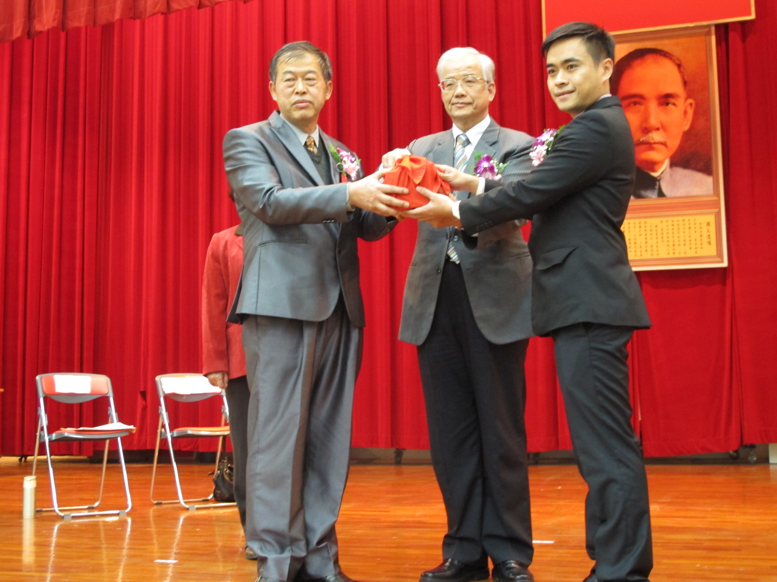 全國最young鎮長陳紀衡（右）25日下午兩點宣誓就職，從前任鎮長顏鴻邦（左）手中接下印信，隨後進行約十分鐘的就職演說，正式開啟國內地方鄉鎮首長年輕化的新氣象。（記者石振賢攝）