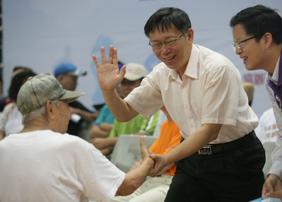 台大醫師柯文哲（右2）昨日出席台北市士林區103年區民休閒運動會，熱情與區民握手致意。(中央社檔案照)