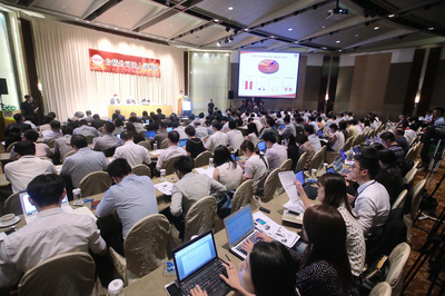 全球景氣成長訊號轉弱，法人圈緊盯半導體龍頭台積電16日舉行法說會，但台積電坦言，手機市場需求疲弱已影響產業，宣布再次下修半導體產值預估至3%，同時一併下修晶圓代工產值成長預估由10%降至6%，在一次為下半年景氣埋下變數。（中央社）