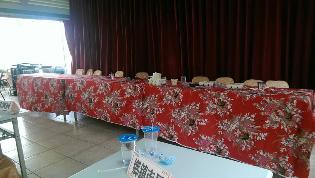 洪秀柱今(20)日前往苗栗走訪基層「秀台灣」,不少鄉親提醒單身的「柱柱姐」今天是七夕情人節,頭屋張家伙房代表張達秀也致贈一束鮮花表達祝福,不過座談「便當會」卻是草草結束,讓洪的選情在七夕更顯淒涼。(記者何豪毅攝影)