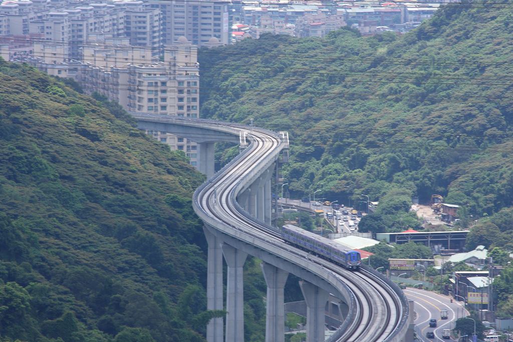 民眾期盼20年的機場捷運，在歷經六次通車跳票後，交通部今天透露，新政府上任後開始一一檢核改善項目並逐一改善，目前正在積極測試中，最快明年首季可望通車。（圖片來源：高鐵局）