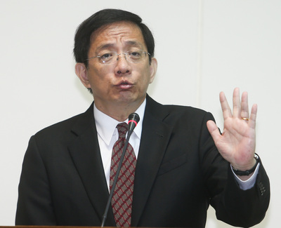 國發會今年將國建目標改採區間制，設定在3.1%~3.7%，雖然國發會主委管中閔（如圖）強調可以反映真實，卻也令人質疑是否國發會擔心國建目標未達陣可能遭受外界批評，也削弱了設定國建目標「鞭策」政府部門的目的。(中央社資料照)