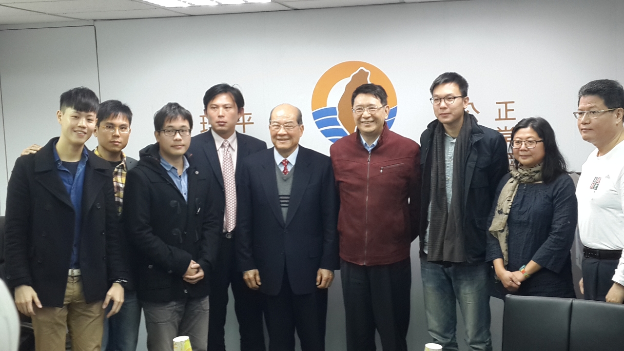 黃國昌、林飛帆等人今拜會台聯，尋補正公投法支持。（朱蒲青攝）